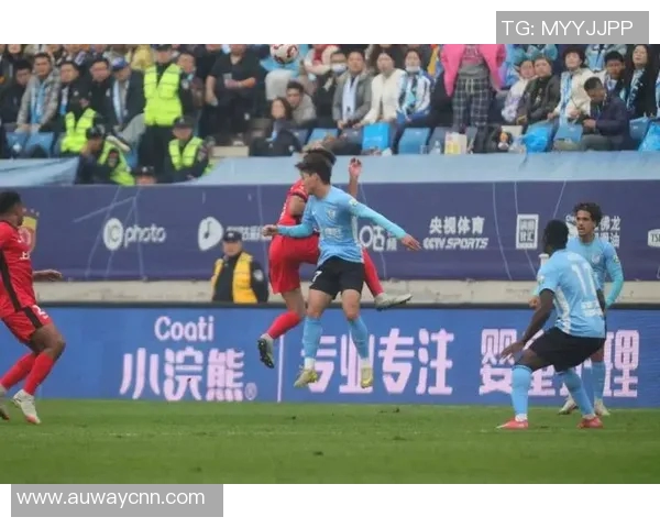 足球赛季最新动态：顶级联赛争夺激烈 球星转会风波引关注